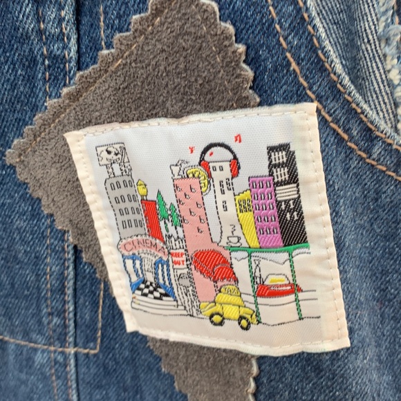 Anne Klein VINTAGE Denim vest. World traveler patches and fringe size large - Picture 9 of 17
